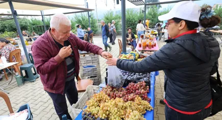 Efes Tarlası Yaşam Köyü’nde Üretici Pazarı kapılarını açtı