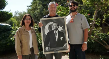 Çeşme Belediyesi’nden muhtarlara Atatürk Portresi hediyesi