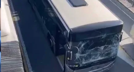 Sefaköy’de metrobüs kazası: Bir kişi yaralandı
