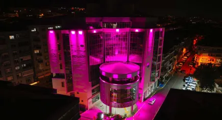 Balçova’da pembe ışıklar yandı: Onkolojik adalet için farkındalık etkinliği