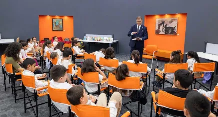Başkan Tugay’dan miniklere okuma saati sürprizi