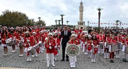 İzmir’de 29 Ekim coşkusu: Öğrenciler bando takımlarıyla cumhuriyeti kutladı