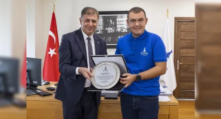 Başkan Tugay’dan otizmli şampiyon Tuna Tunca’ya tebrik plaketi
