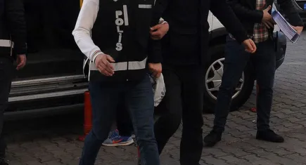 İzmir’de haber: Menemen’de üst geçide zarar veren 2 kişi tutuklandı
