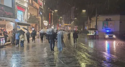 İstanbul'da sağanak yağış trafiği kilitledi