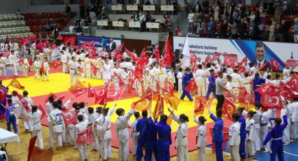 Minik sporculardan cumhuriyet coşkusu: İzmir’de güreş ve judo turnuvaları düzenlendi