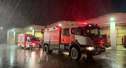 İzmir İtfaiyesi deprem sonrası destek için Sındırgı’da