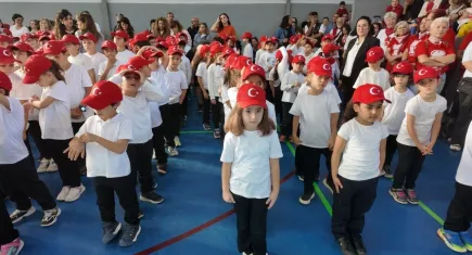 Foça'da coşku dorukta! Cumhuriyet'in 102. yılı kutlamalarına denizden 'sevgi çemberi' katıldı