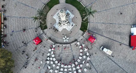 İzmir'de 30.000 öğrencinin zekâ kapışması: Cumhuriyet'in 102. yılında akıl oyunları finali nefes kesti!