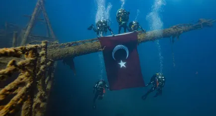 İzmir’de deniz polislerinden 29 Ekim’e su altında anlamlı kutlama