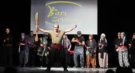 Konak’ta duygusal gece: Nazım Hikmet’in ‘Kuvayi Milliye destanı’ ayakta alkışlandı!