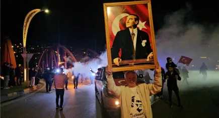 Zonguldak’ta Cumhuriyet’in 102’nci yılı coşkusu: 80 yaşında emekli madenci öne geçti