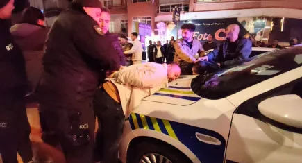 Alkollü sürücü polise tekme attı!