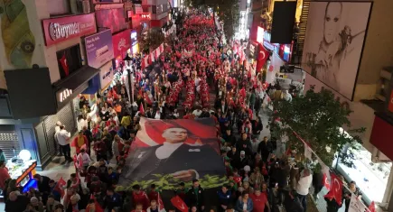 Karşıyaka, Cumhuriyet’in ışığında tek yürek oldu!