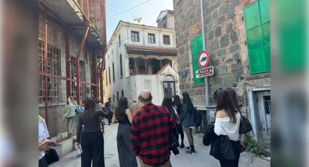 İEÜ öğrencilerin İzmir’in sokaklarını tabloya dönüştürdü 
