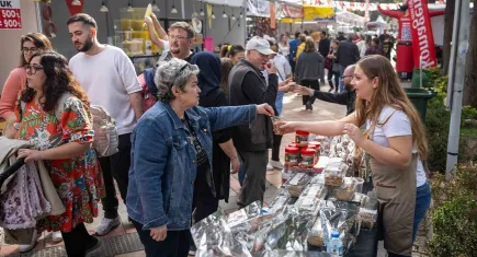 Bornova’da Dayanışma Rüzgarı: Bi Hayat Fest binleri bir araya getirdi