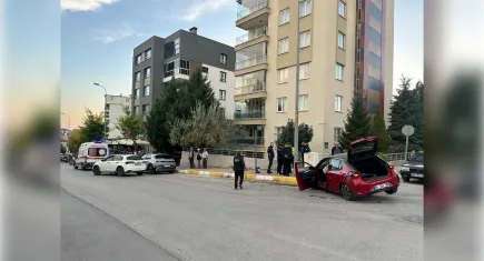 Uşak'ta iki otomobil çarpıştı: Anne ve kızı yaralandı