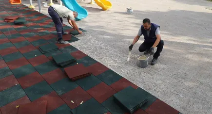 Menderes’te çocuk parklarına yeni kauçuk zemin
