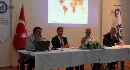 Ege Üniversitesi'nde cumhuriyetin inşasında tarım, nüfus ve ekonominin rolü tartışıldı