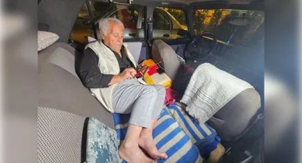 Eşini kaybeden Fethi amca 5 yıldır otomobilde yaşıyor: Çocuklarım annelerinin cenazesine bile gelmedi
