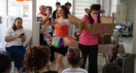 İzmir Şehir Tiyatroları’ndan minik hastalara moral