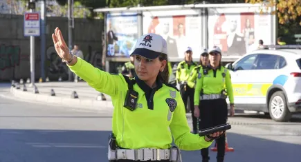 Kadın trafik polisleri İzmir’in yollarında güvenliği sağlıyor