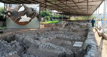 Yassıtepe Höyüğü’nde 5 bin yıllık gerdanlık kabartmalı kaplar bulundu