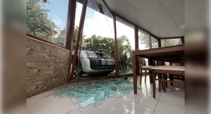 İzmit’te feci kaza: Park halindeki araçlara ve yayalara çarpan otomobil 1 can aldı