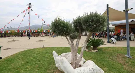 Yekta Kopan, Efes Selçuk Üretici Pazarı’nda edebiyatseverlerle buluşuyor
