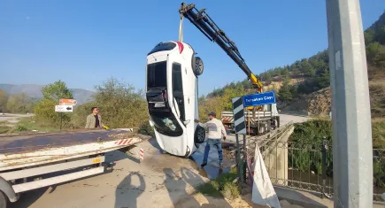 Amasya’da ters dönen otomobildeki 2 çocuk, diğer sürücüler tarafından kurtarıldı
