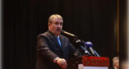 Destici: Türk bayrağına karşı olan benim düşmanımdır