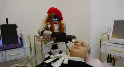 Güzellik merkezinin yeni nesil personeli ‘akıllı robot’: Müşterileri karşılıyor, cilt analizi yapıyor