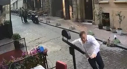 İstiklal’de sokak ortasında silahlı kavga: 2 kişi yaralandı