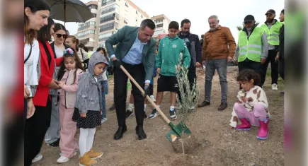 Çiğli’de 400 fidan toprakla buluştu