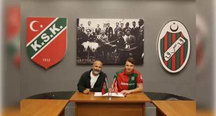 Karşıyakalı genç kaleci profesyonel oldu