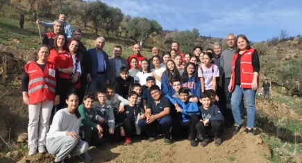 Öğrenciler harçlıklarıyla zeytin fidanı aldı: Ödemiş’te yanan ormanlar için umut oldular