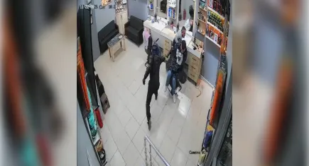 Sinop'ta berbere giren kasklı kişi dehşeti yaşattı