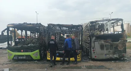 Yetkili servise bırakılan servis otobüsü alev aldı: Yangın belediye otobüslerine sıçradı
