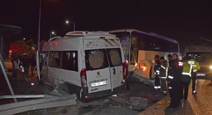 İzmir haber: İşçi servisi ile otobüs çarpıştı, 13 kişi yaralandı