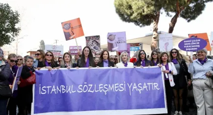 Karşıyaka'da şiddete karşı ses çıkar yürüyüşü