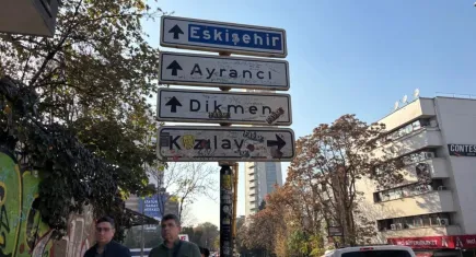 Ankara’da “Kızılay” tabelası 4’üncü kez yenilendi: Gençler fotoğraf çekmek için sınır tanımıyor