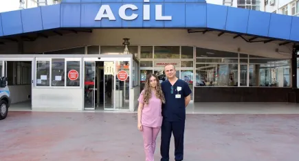 Hastanede sürpriz buluşma: Baba-kız doktorlar aynı bölümde göreve başladı!