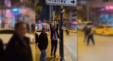 Sarıgül’den gençlerin akımına sürpriz katılım! Kızılay tabelasında dikkat çeken poz