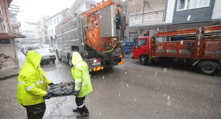 İzmir “sarı kodu” alarmında: Kritik bölgelerde ekipler görev başında, su baskını riski artıyor!