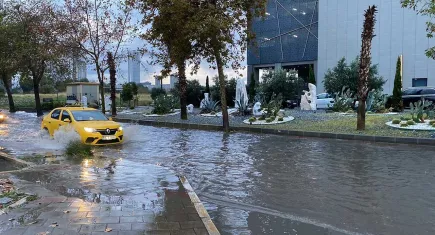İzmir’de sağanak yağış: Cadde ve sokaklarda su birikintileri oluştu