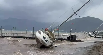 Marmaris’te fırtına etkili oldu: Yelkenli tekneler karaya sürüklendi