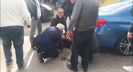 Bariyerlere çarpan araç sürücüsü, yoluna devam ettiği sırada taksiye çarptı