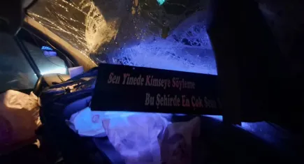 Tünelde meydana gelen kazada minibüs TIR’a çarptı: 2 yaralı