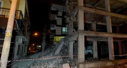 İzmir’de kontrolsüz yıkım: Beton bloklar eve zarar verdi