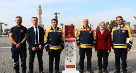 İzmir meydanlarına hayat kurtaracak cihaz yerleştirildi